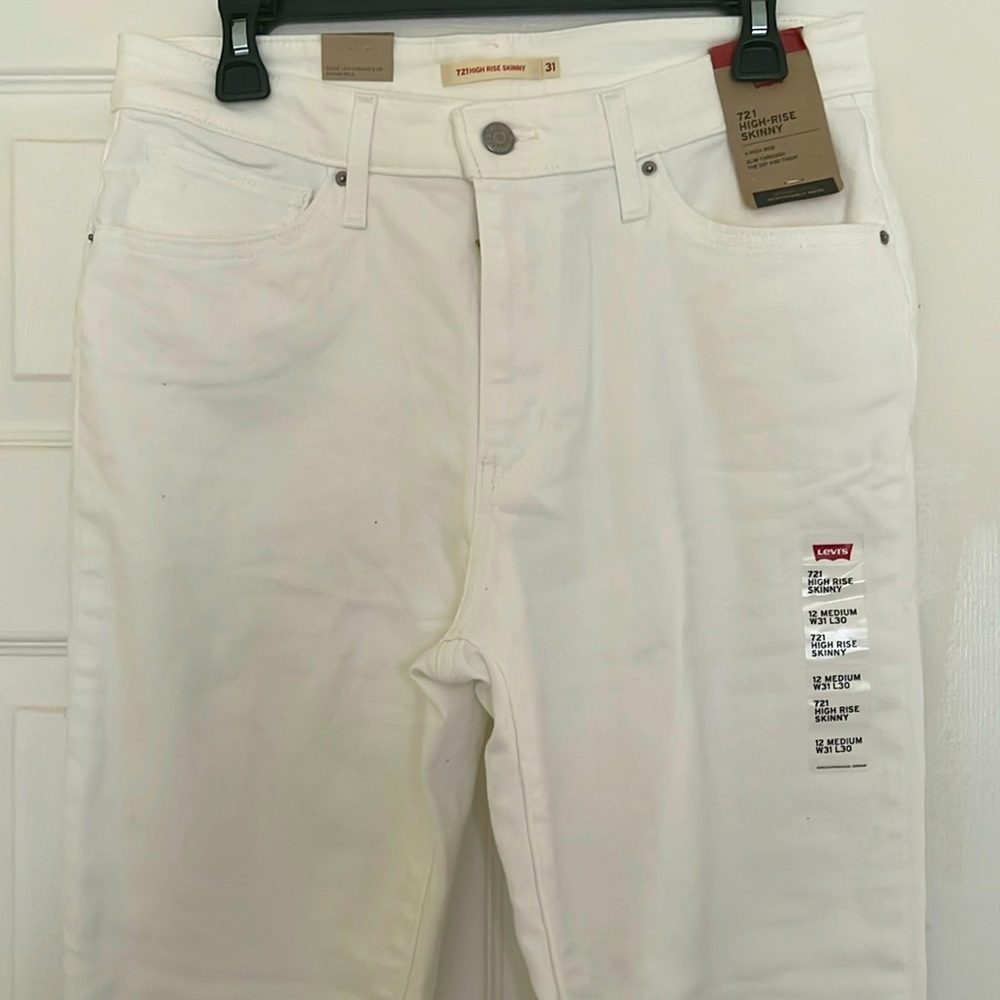 NWT. Levi’s high rise skinny white jeans.